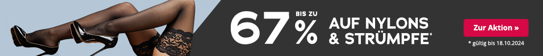 Zweigeteiltes Werbemittel. Auf der einen Seite ist ein warmgrauer Hintergrund mit großflächig weißer Aufschrift „Bis zu 67% auf Nylons & Strümpfe*“. In kleiner weißer Schrift steht „*gültig bis 18.10.2024“. Auf der anderen Seite ist ein blauer Hintergrund. Davor sind die Beine einer Frau in schwarzen halterlosen Strümpfen mit Spitzenrand. Außerdem trägt sie schwarze High Heels.